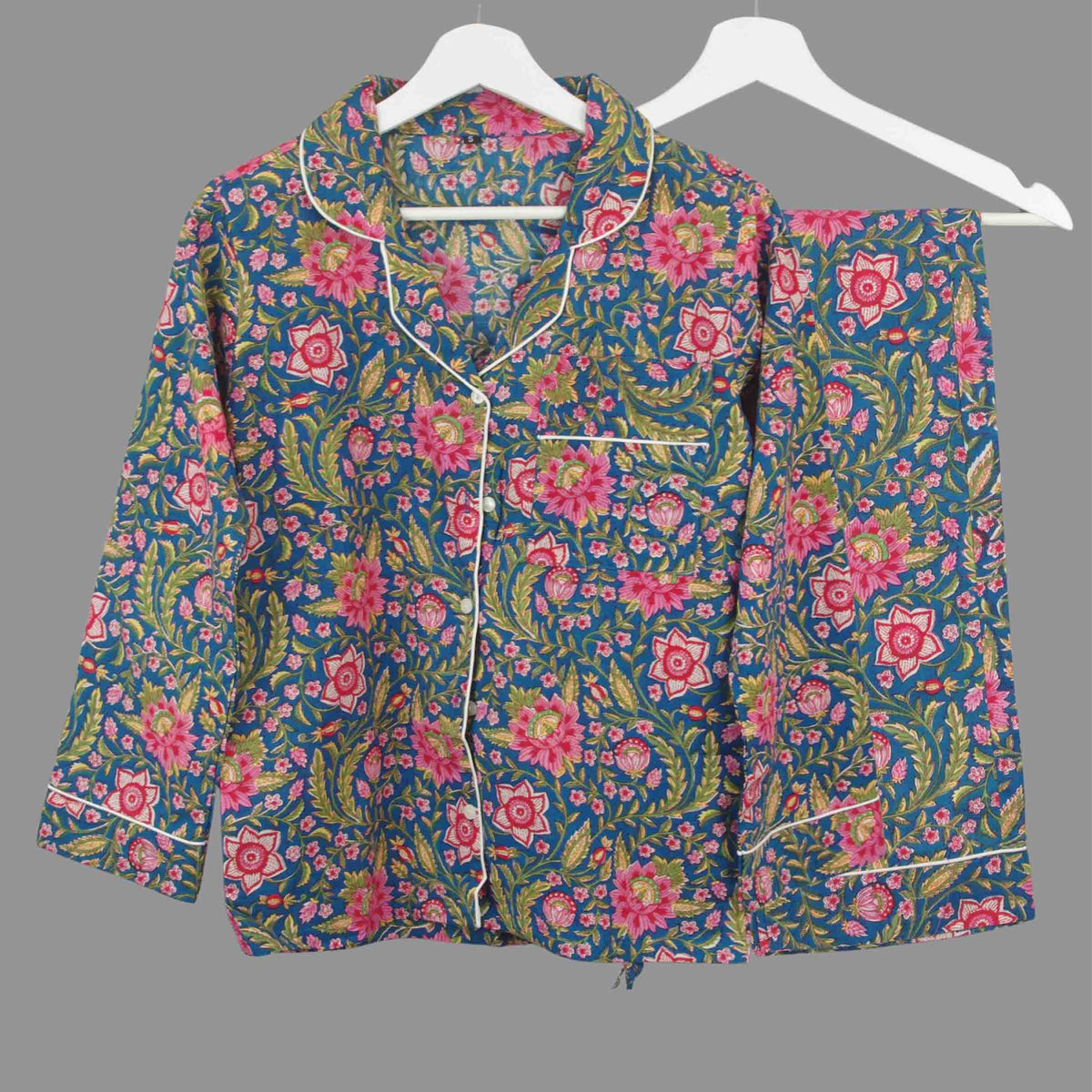 Langes bläulich-graues Pyjama-Set mit rosafarbenem Blumen-Blockdruck-Design