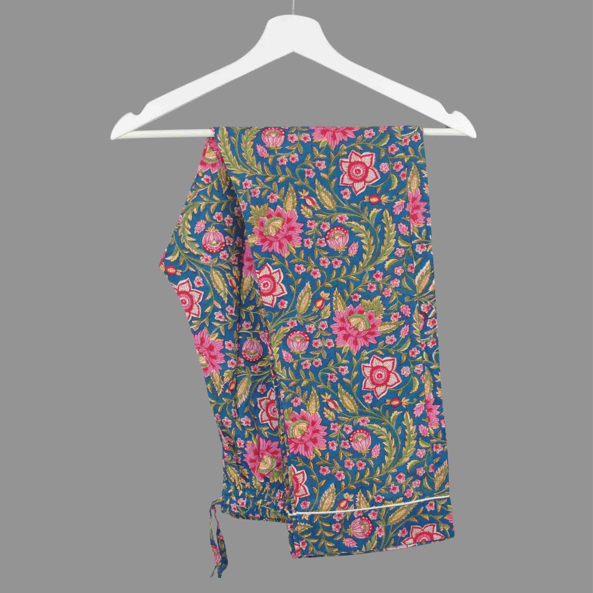 Langes bläulich-graues Pyjama-Set mit rosafarbenem Blumen-Blockdruck-Design