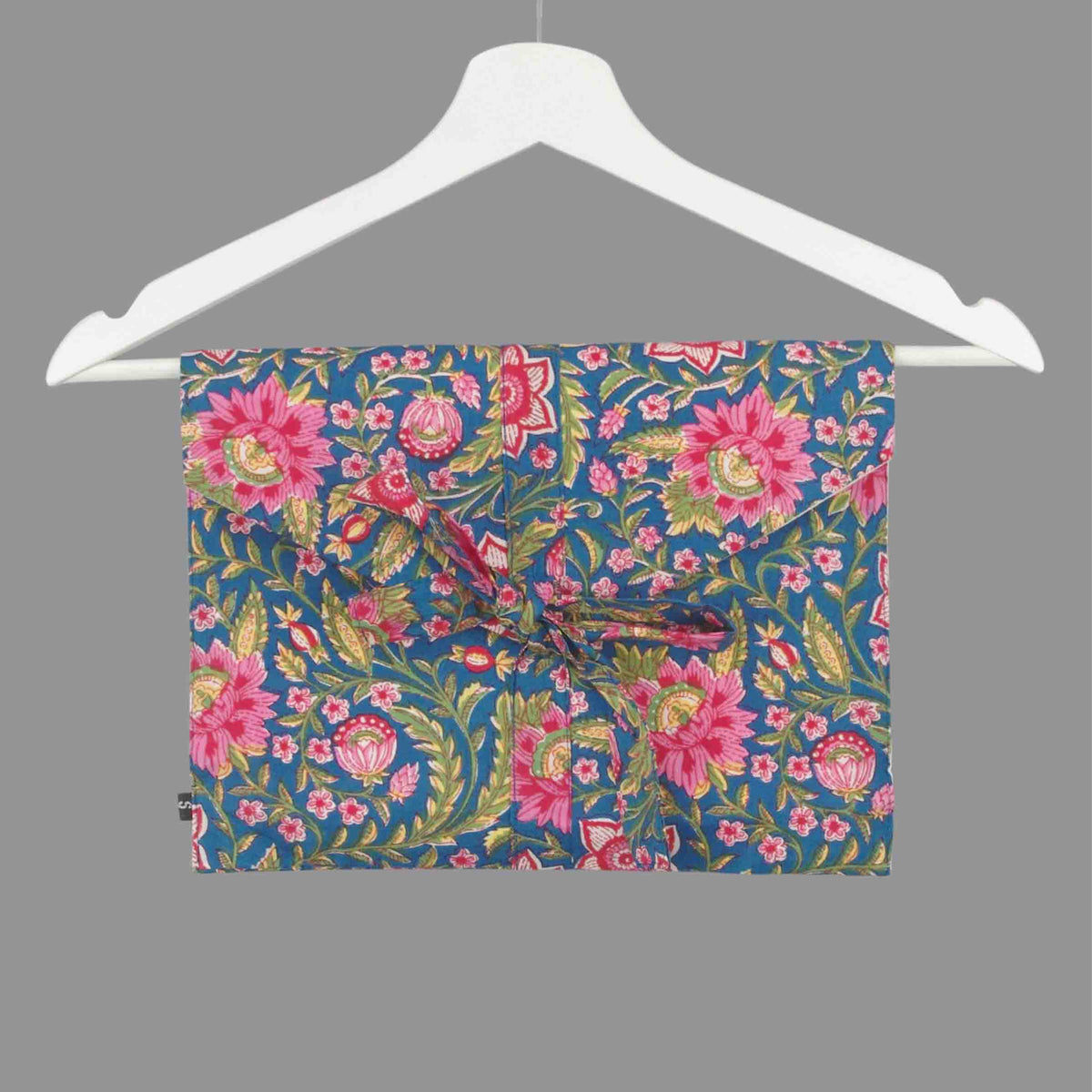 Langes bläulich-graues Pyjama-Set mit rosafarbenem Blumen-Blockdruck-Design