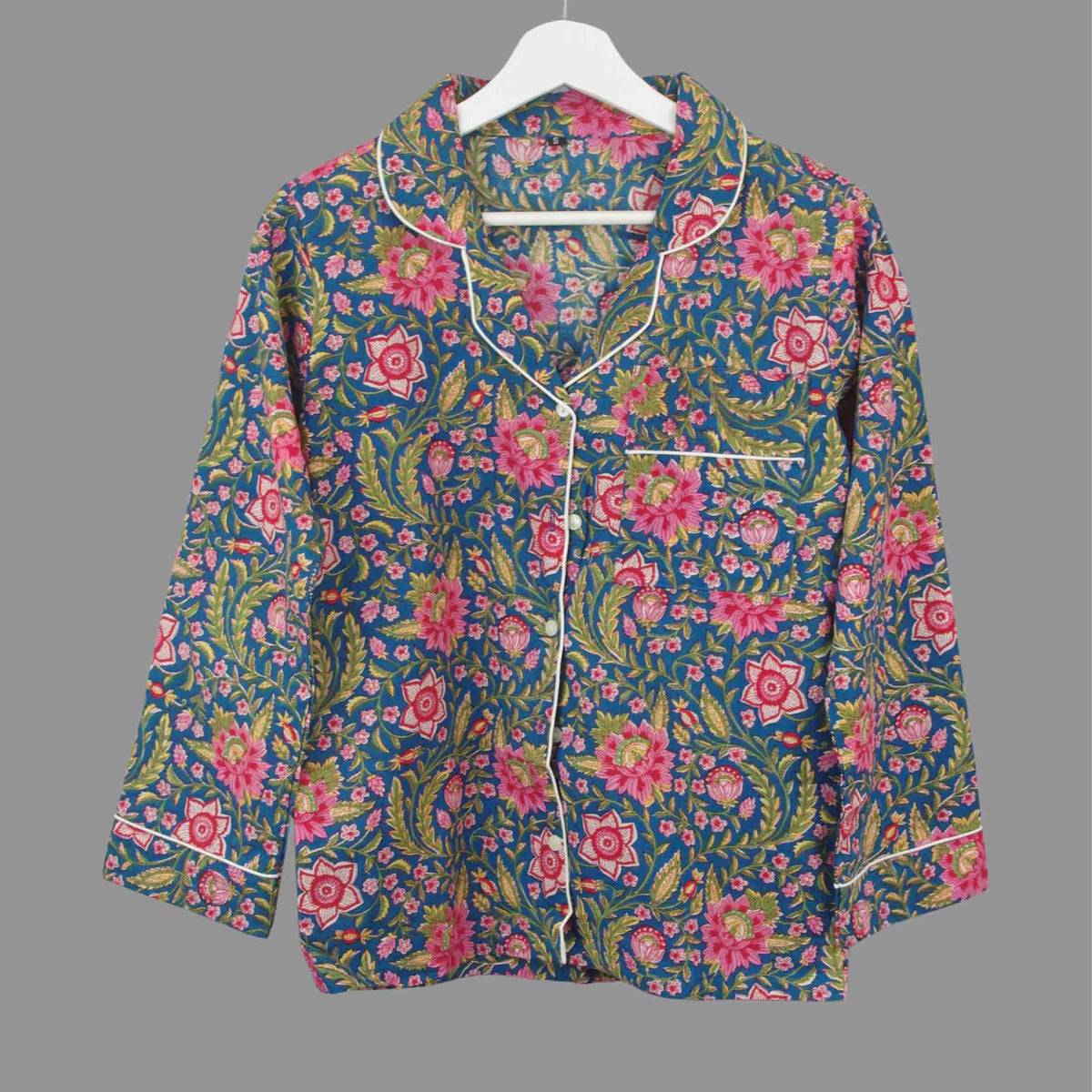 Langes bläulich-graues Pyjama-Set mit rosafarbenem Blumen-Blockdruck-Design