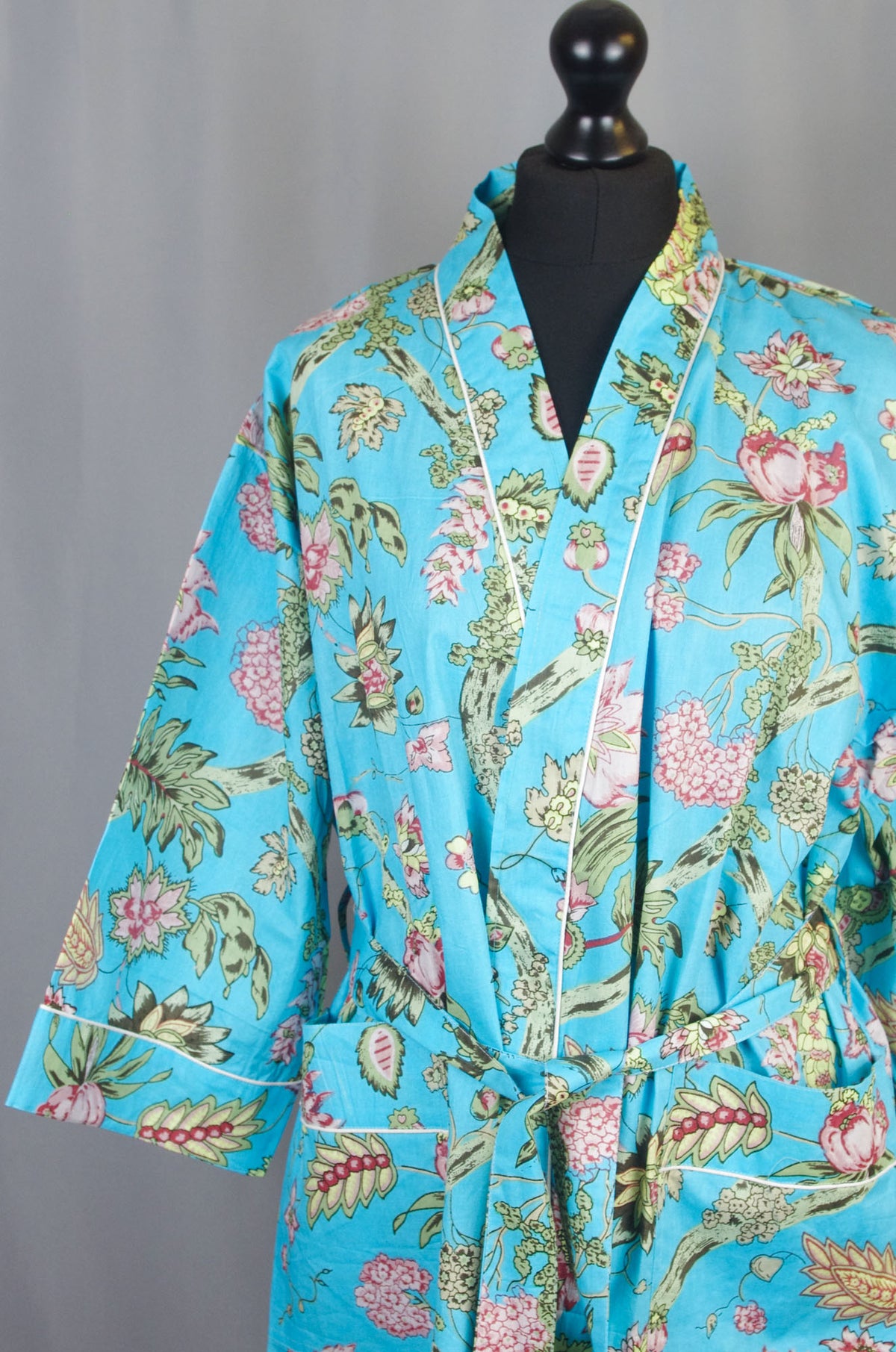 Kimono-Morgenmantel aus Baumwolle mit Wildblumen auf blauer Basis