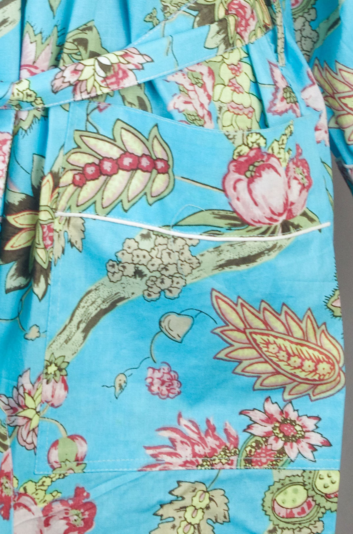 Kimono-Morgenmantel aus Baumwolle mit Wildblumen auf blauer Basis