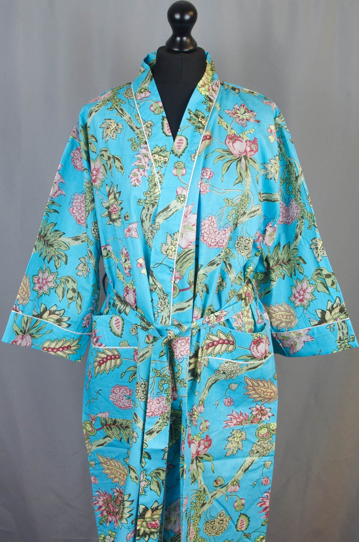 Kimono-Morgenmantel aus Baumwolle mit Wildblumen auf blauer Basis