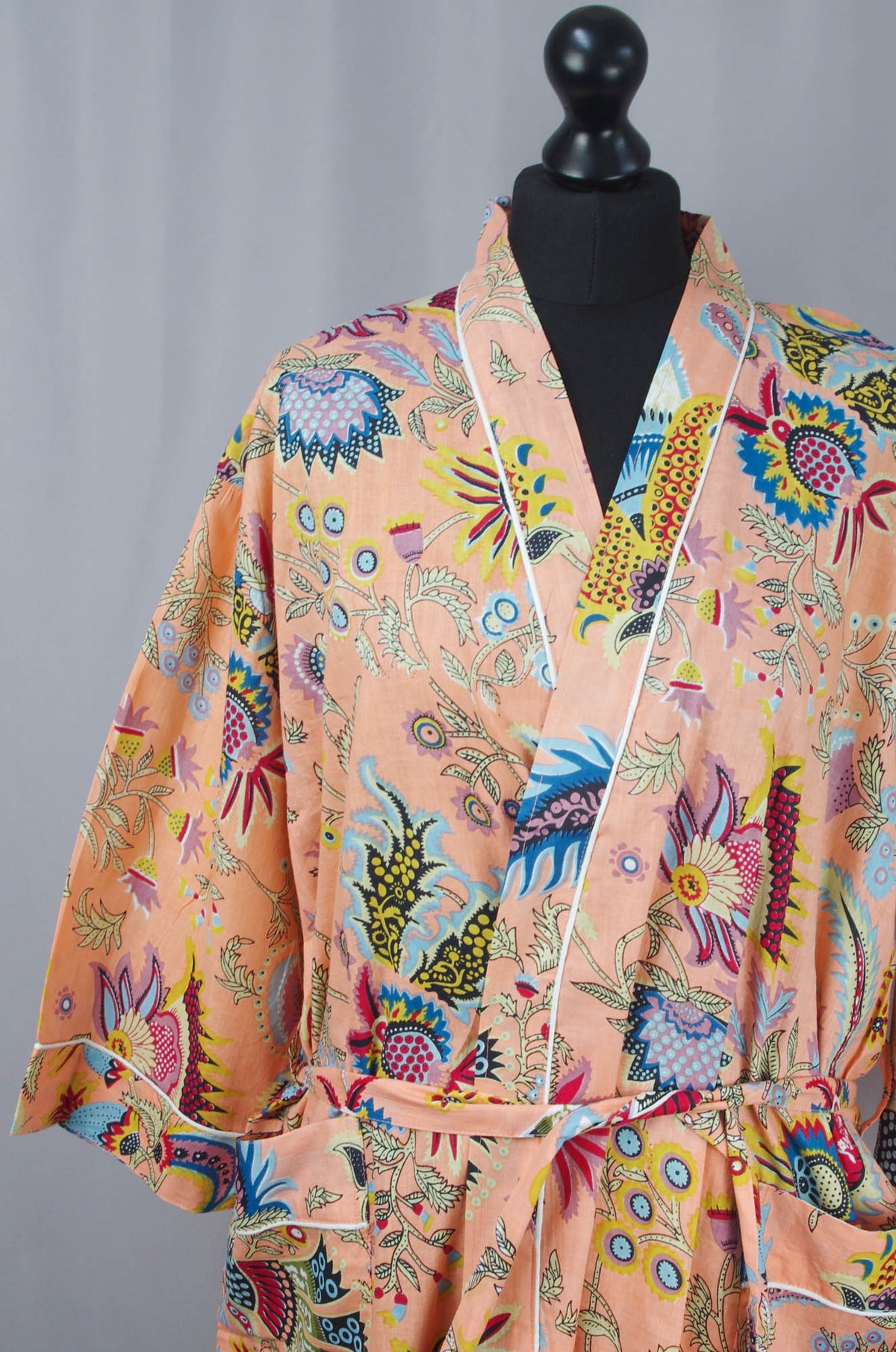 Hellrosa / pfirsichfarbener Kimono-Morgenmantel aus Baumwolle mit Mukut-Print