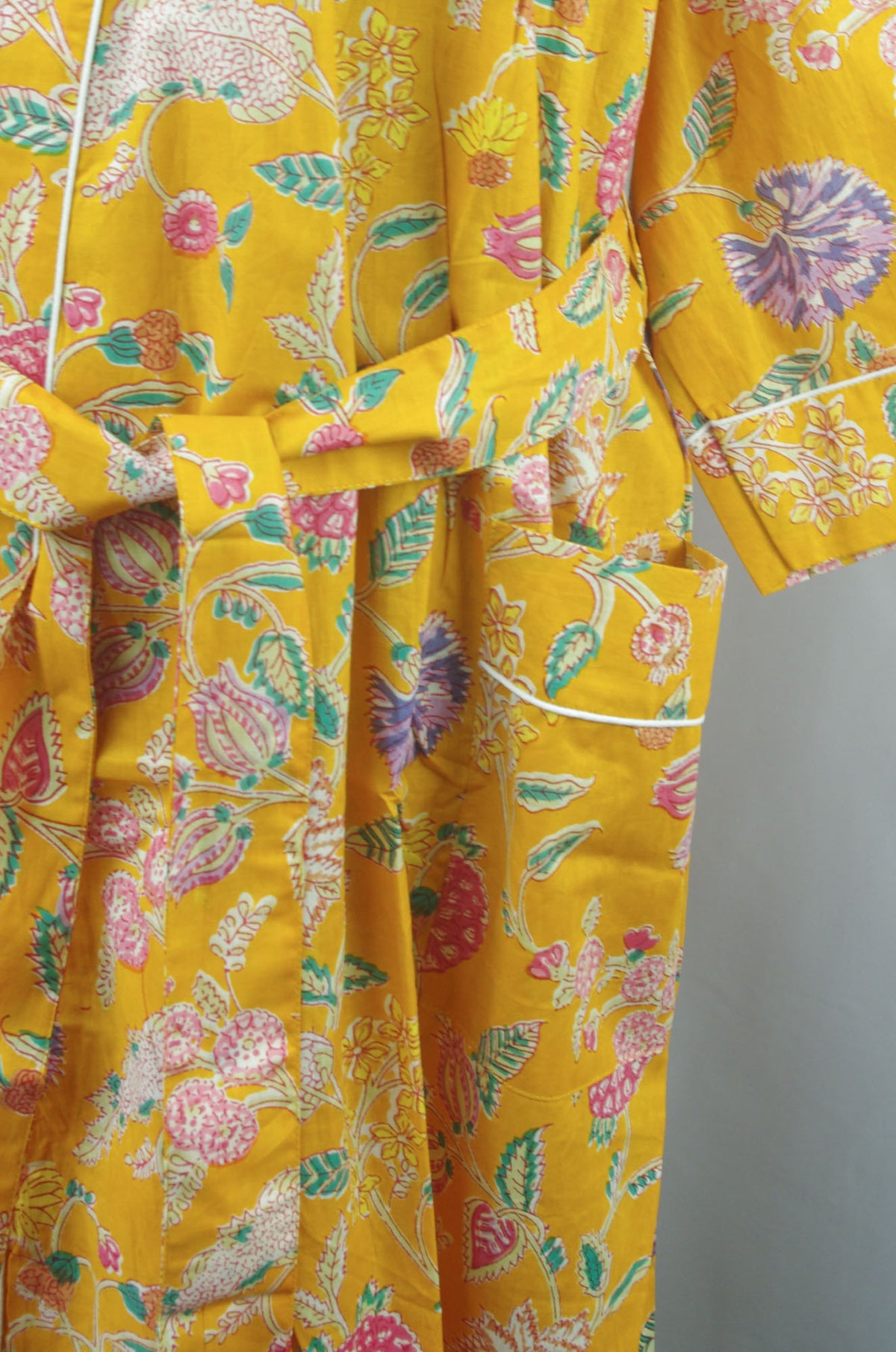 Weißer langer Kimono-Morgenmantel aus Baumwolle mit wilden Blumen