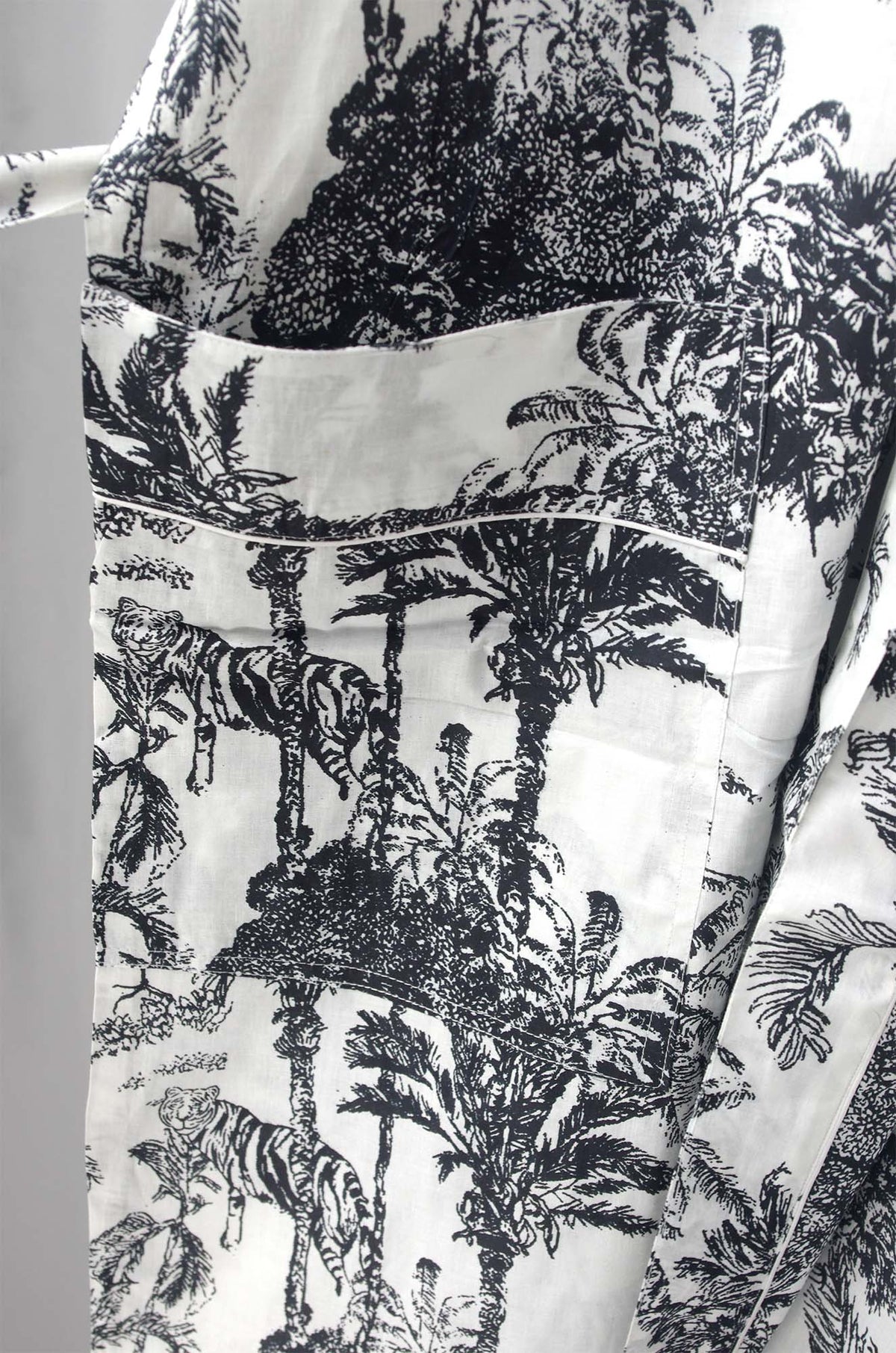 Schwarzer Frida Kahlo Kimono-Bademantel aus Baumwolle mit Blumendruck