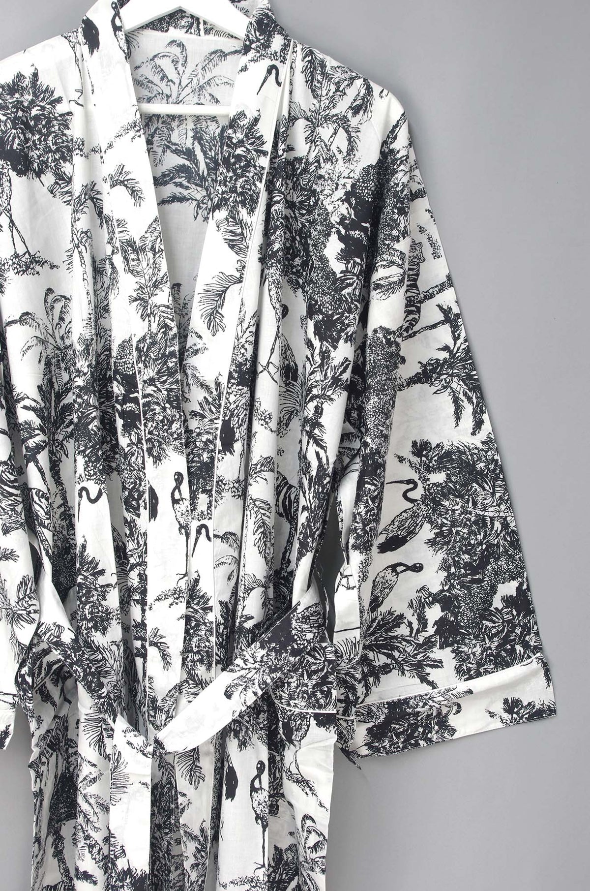 Schwarzer Frida Kahlo Kimono-Bademantel aus Baumwolle mit Blumendruck