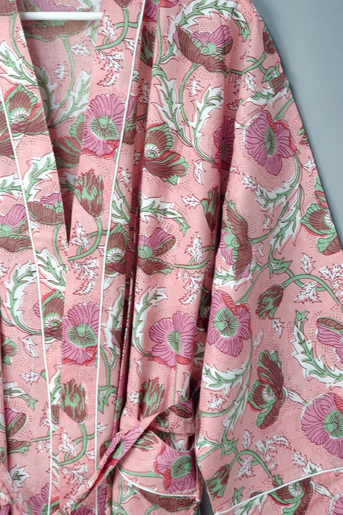 Schwarzer Frida Kahlo Kimono-Bademantel aus Baumwolle mit Blumendruck