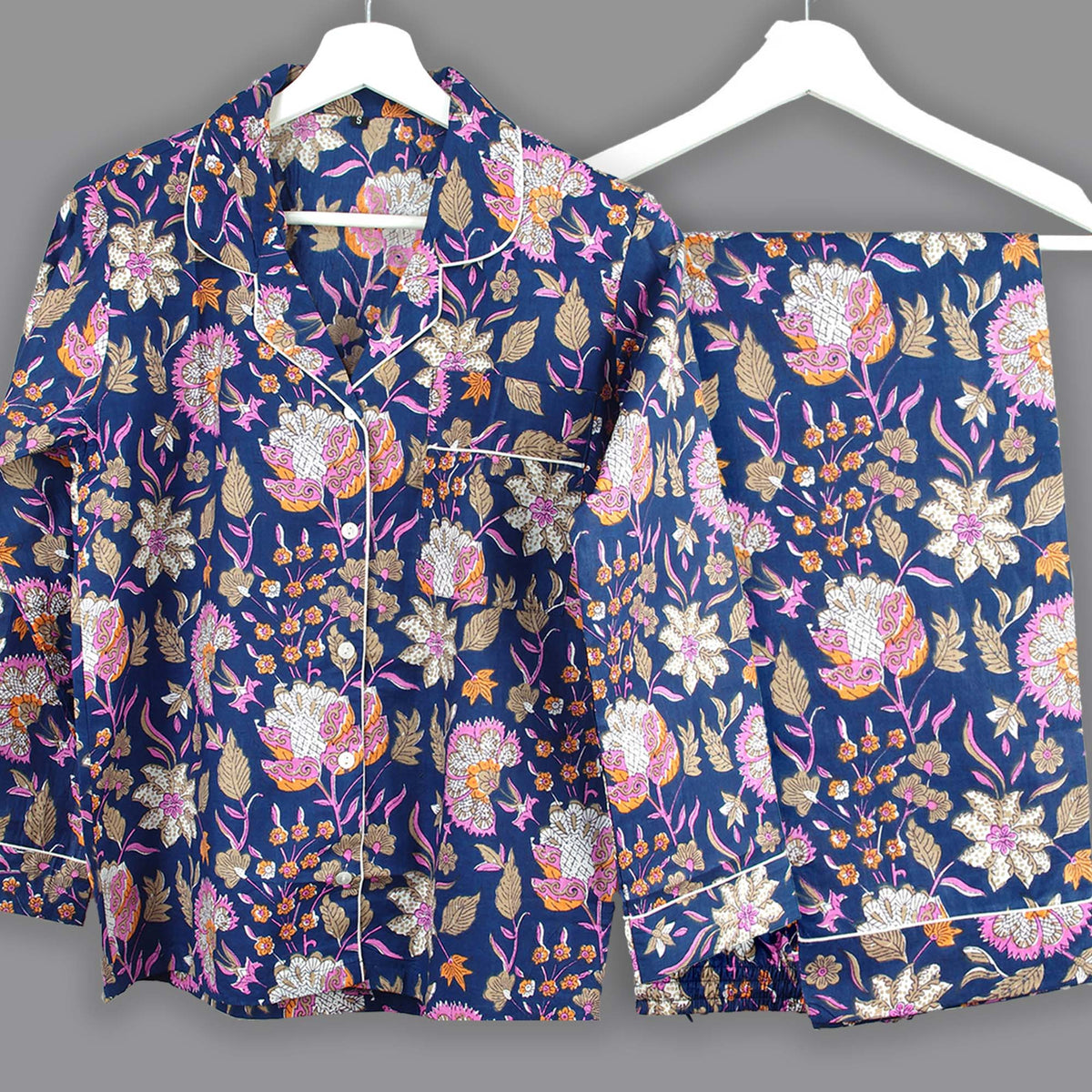 Langes bläulich-graues Pyjama-Set mit rosafarbenem Blumen-Blockdruck-Design