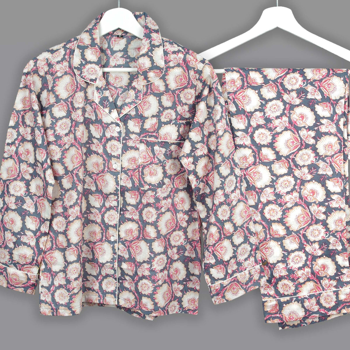 Langes bläulich-graues Pyjama-Set mit rosafarbenem Blumen-Blockdruck-Design