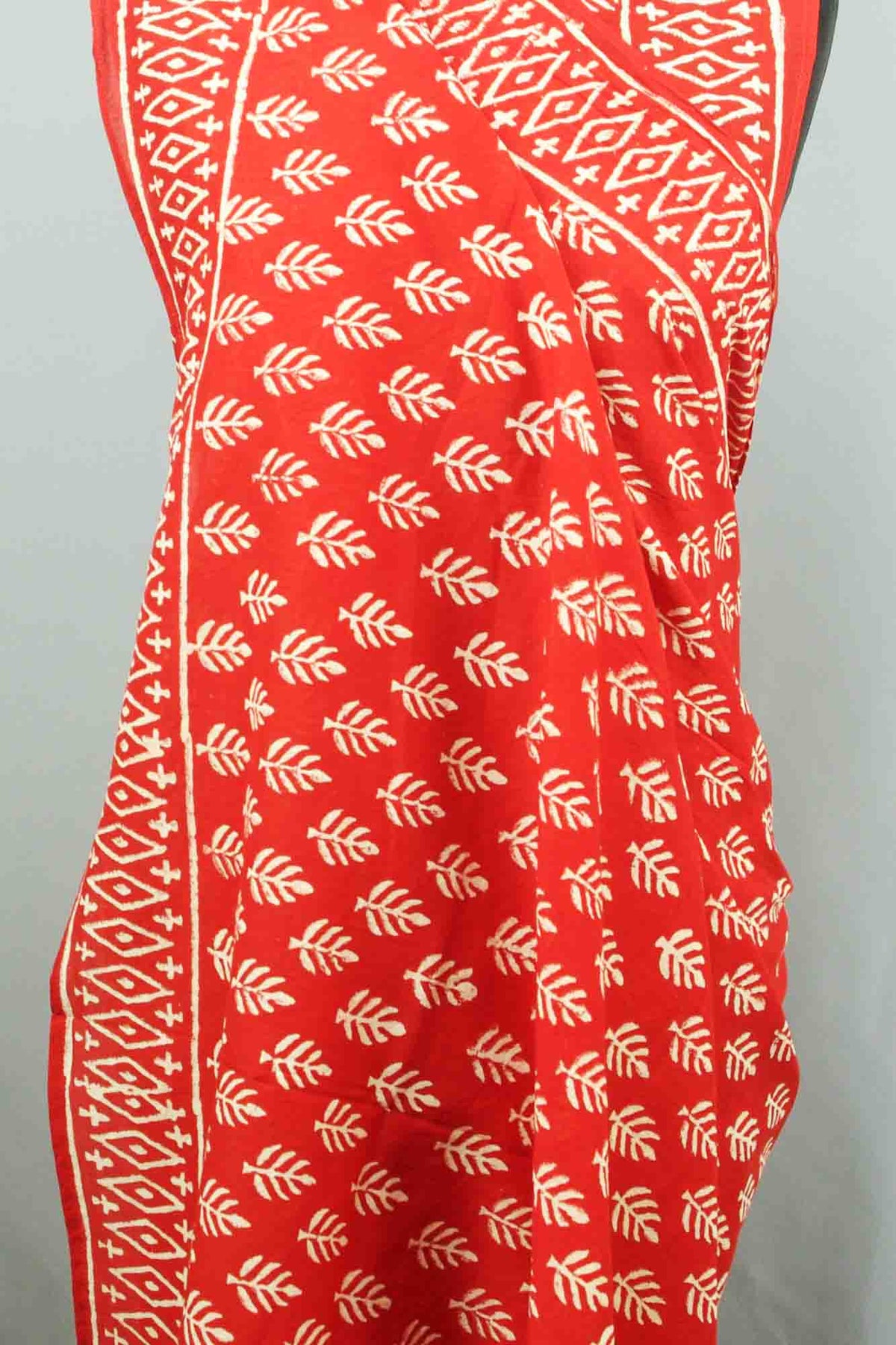 Beach Coverup Sarong Pareo - Red & White Leaves