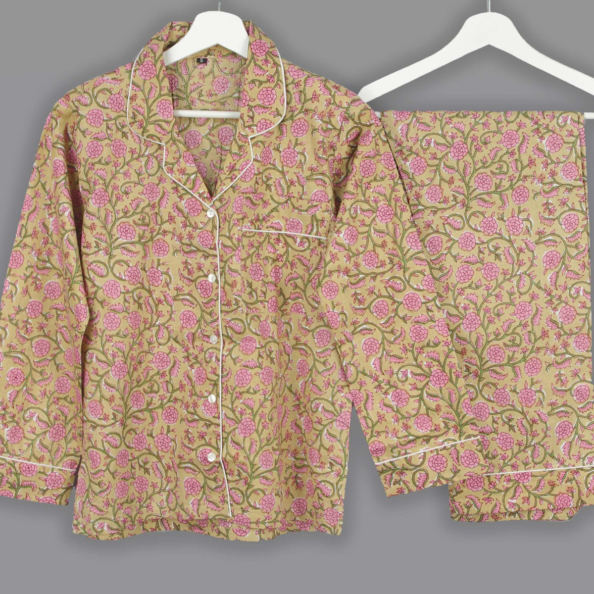 Langes bläulich-graues Pyjama-Set mit rosafarbenem Blumen-Blockdruck-Design