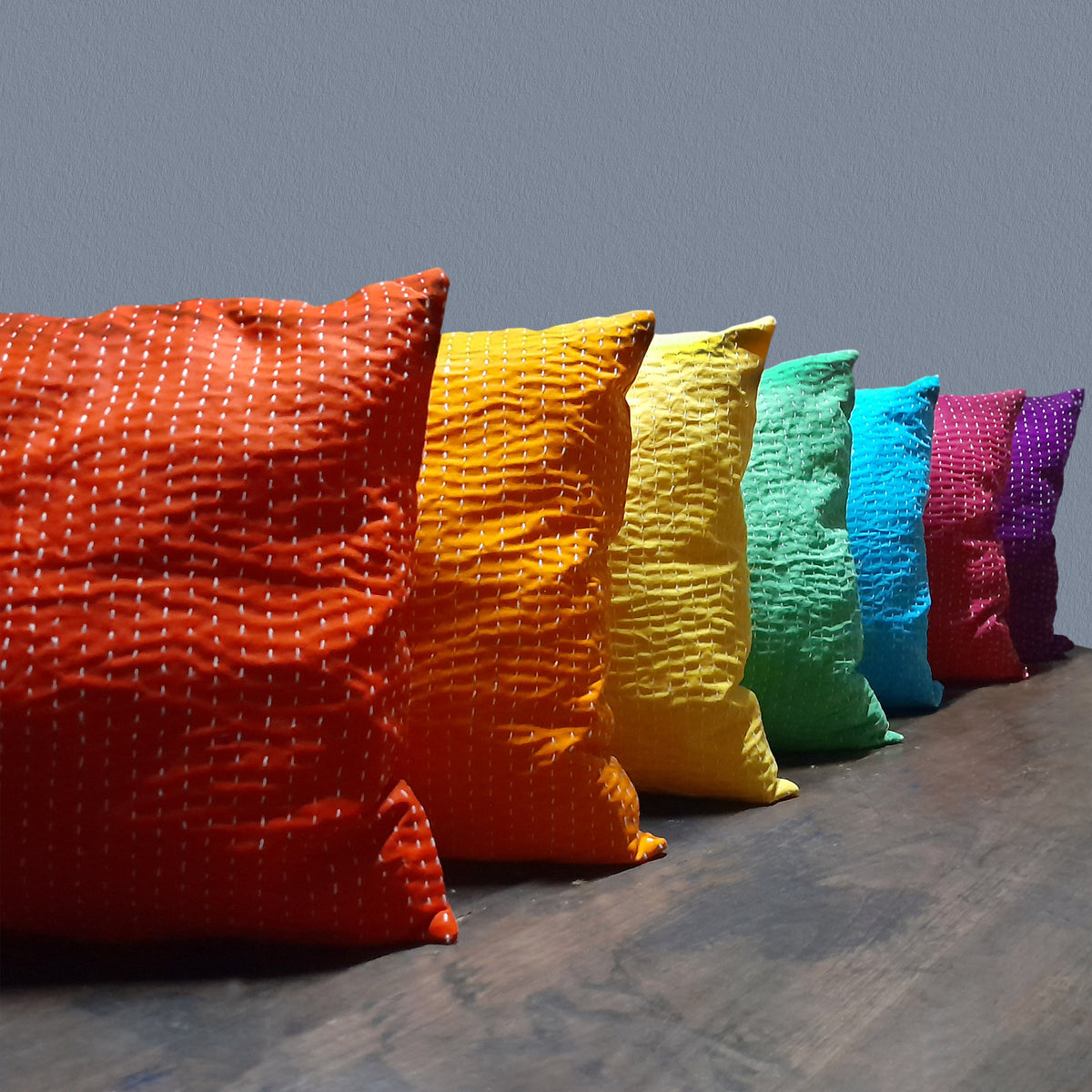 Kantha-Kissenbezüge in Regenbogenfarben, 45 cm