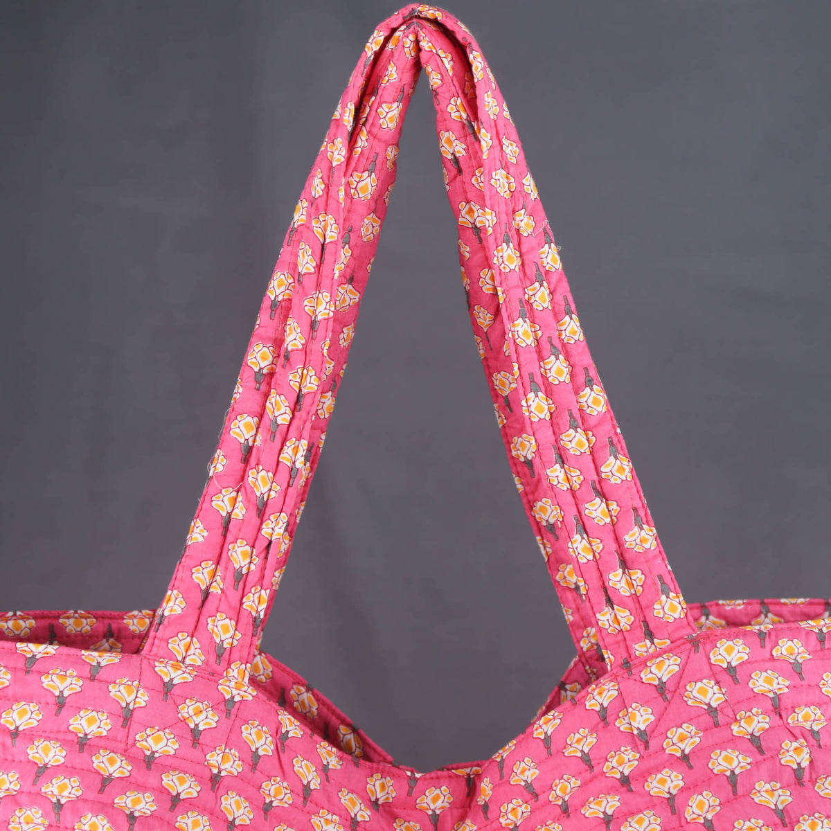 Gesteppte große Einkaufs-/Strandtasche aus Baumwolle – Gelbe Blumen auf Rosa