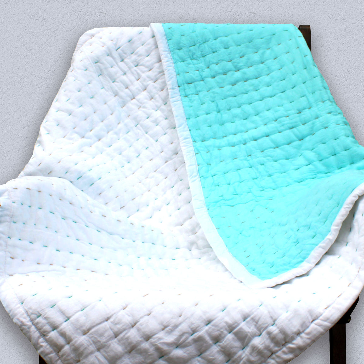 Gesteppte, weiche Baby-Kantha-Steppdecke aus weißer und hellblauer Baumwolle 