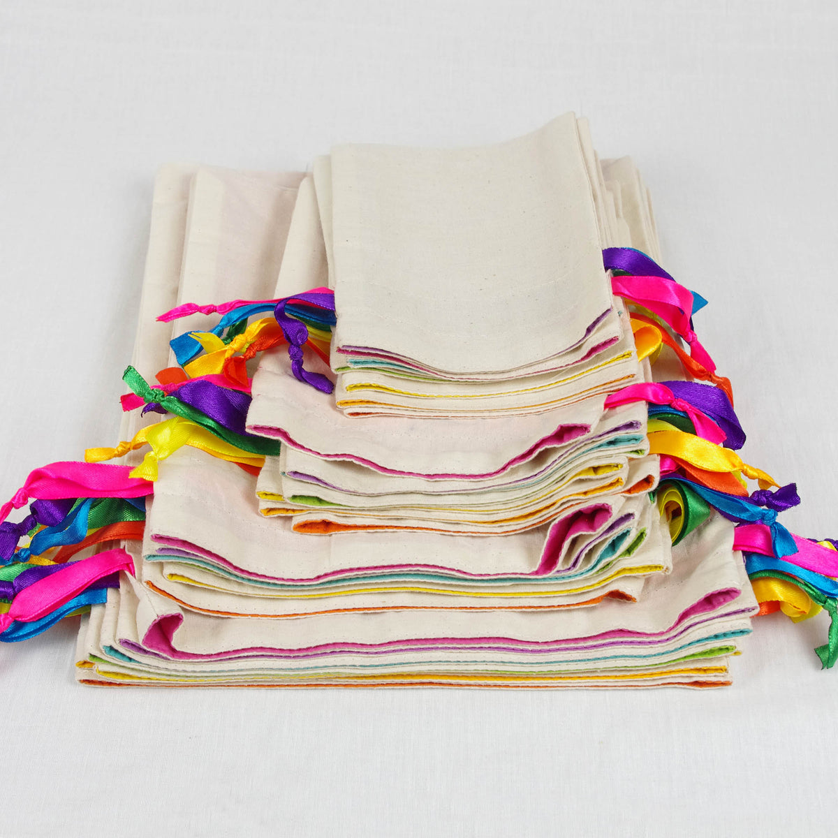 Geschenktüten aus Baumwolle mit Kordelzug in weißer Regenbogenfarbe X 4er-Set