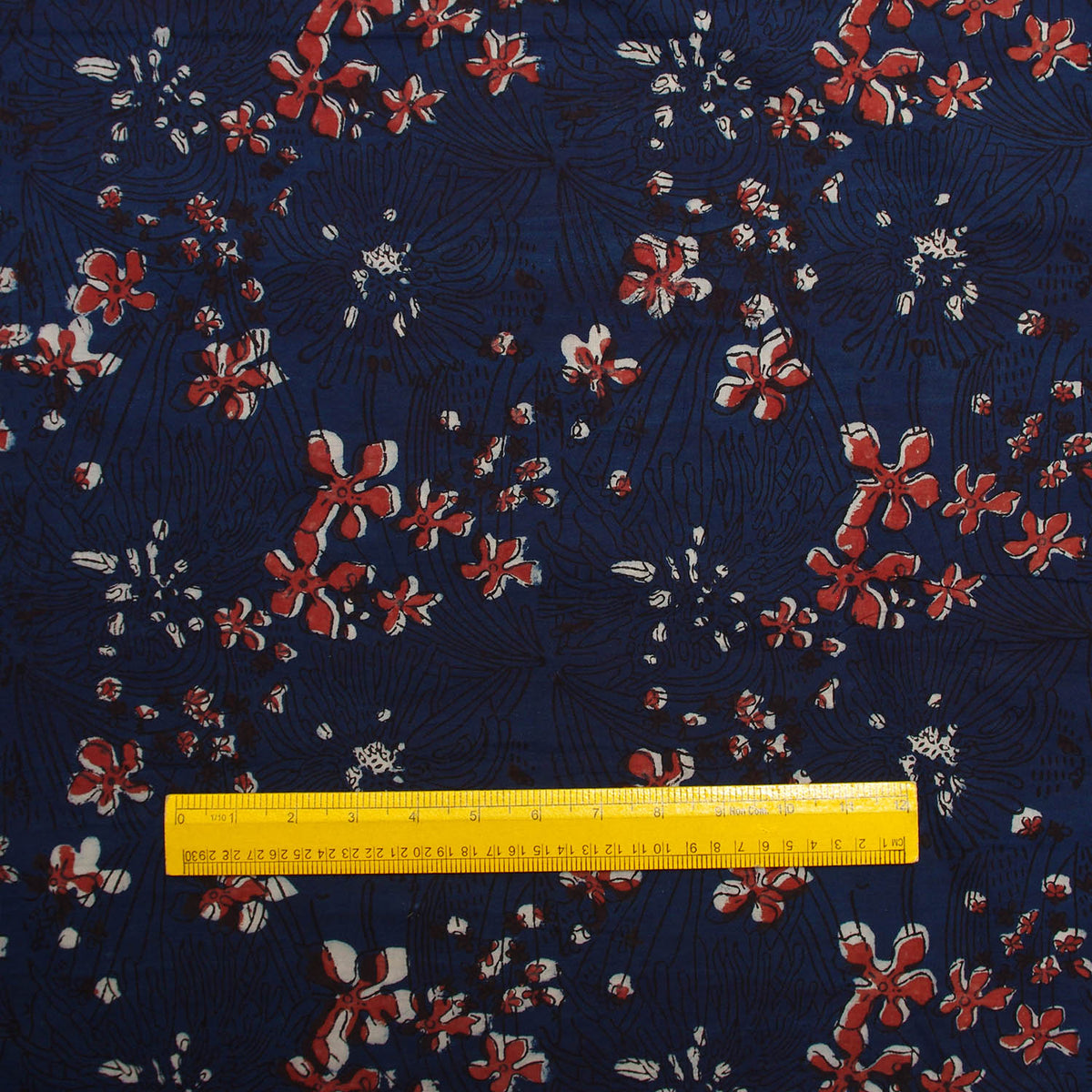 Jahota, natürliches Indigoblau mit rotem Blumen-Handblockdruck, 100 % Baumwolle, Damen-Kleiderstoff, Design 225