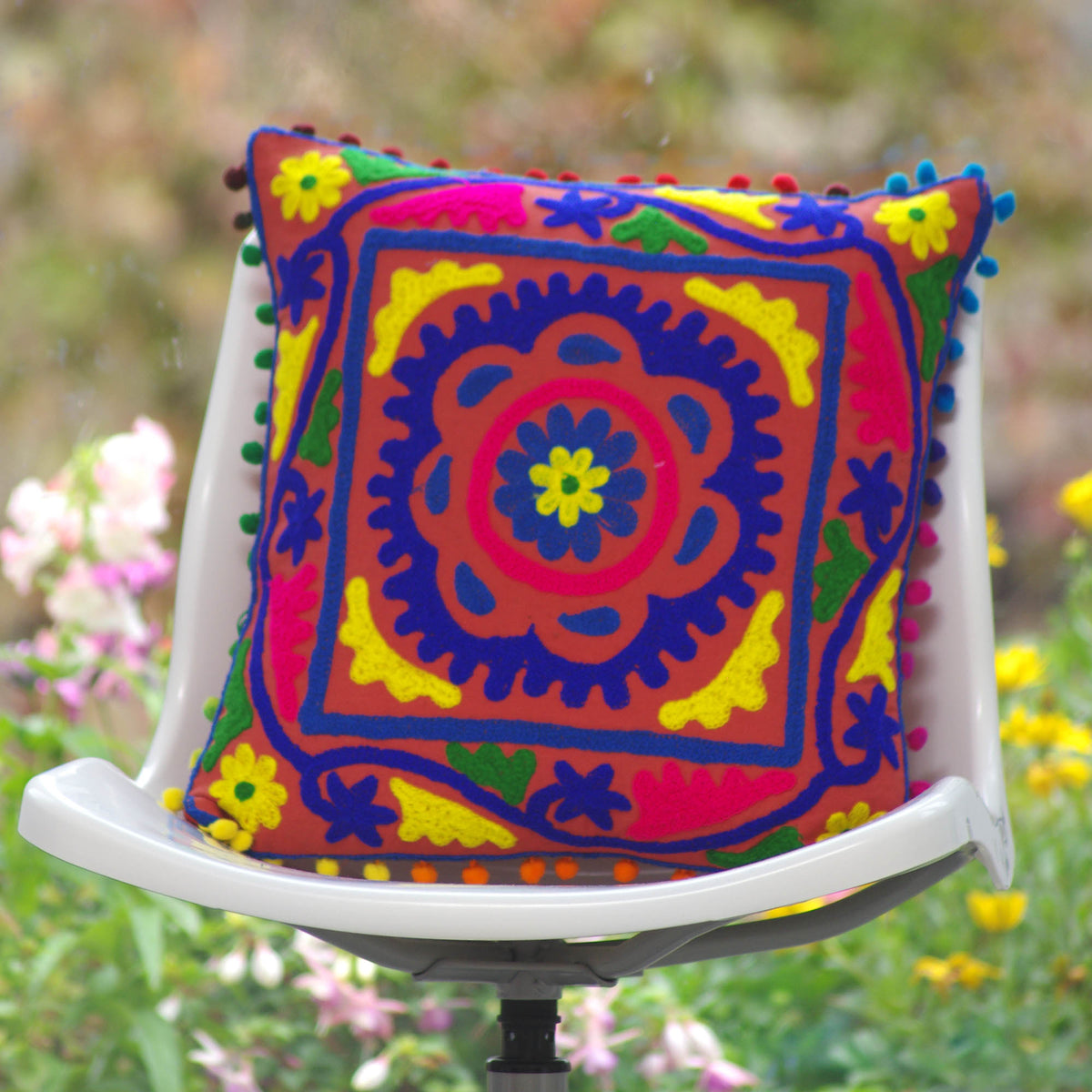 Dekorativer Suzani-Blumendruck und Woll-Kissenbezug aus bestickter Baumwolle mit Bommel