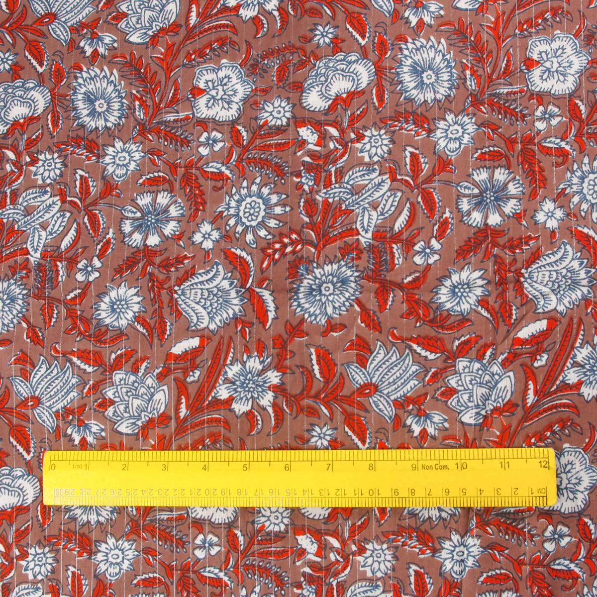 Handsiebbedruckter Stoff aus 100 % Baumwolle – rote Reben auf Braun mit silbernen Linien (Design 385)