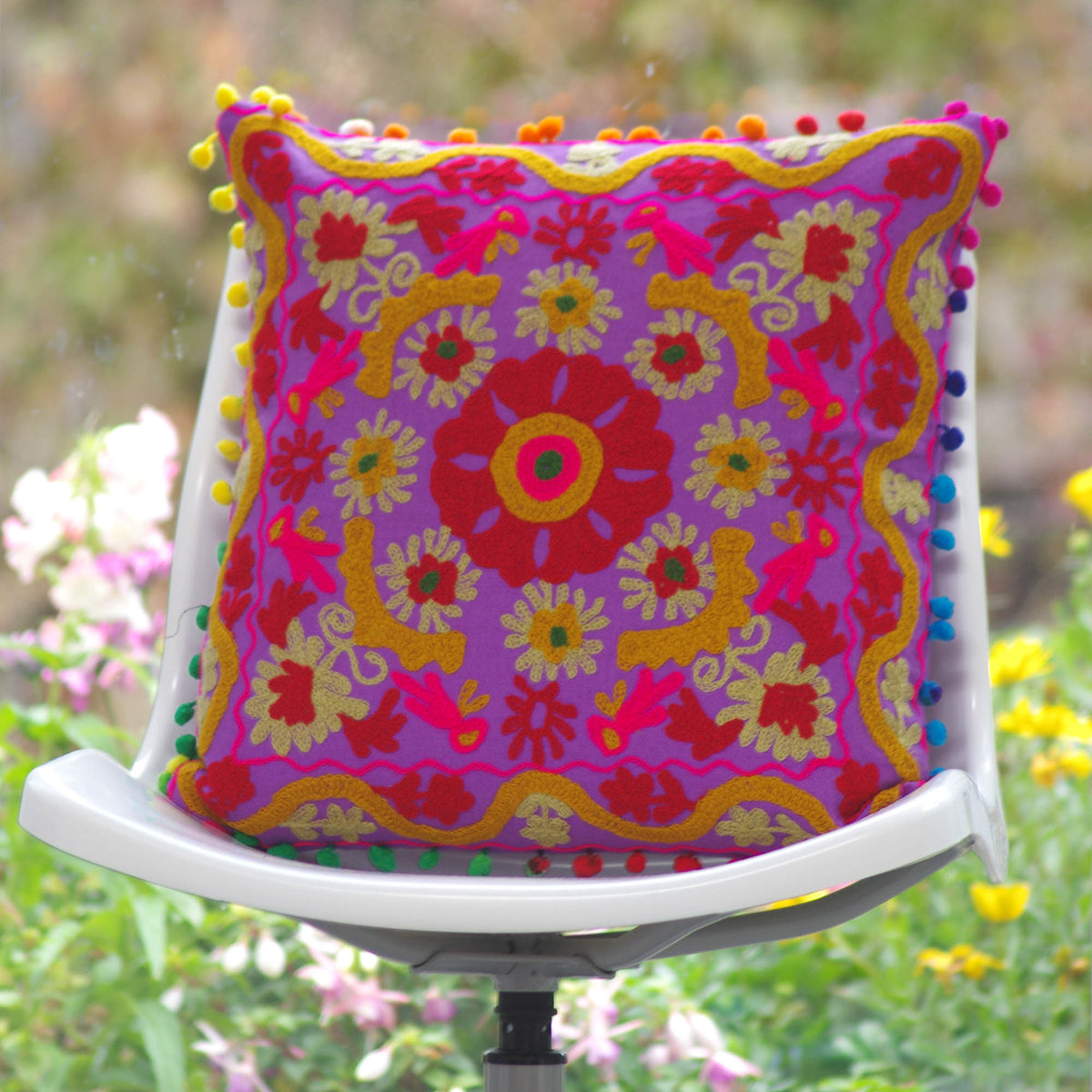 Dekorativer Suzani-Blumendruck und Woll-Kissenbezug aus bestickter Baumwolle mit Bommel