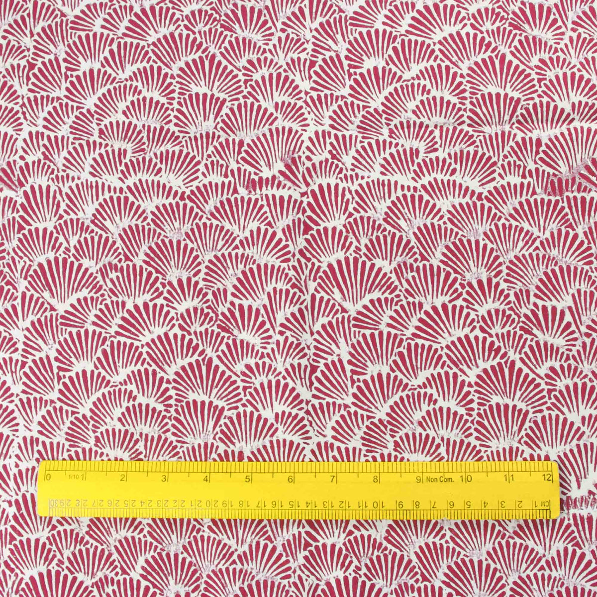 Stoff mit Blockdruck – Kastanienbraune rote Muscheln (Design 406)
