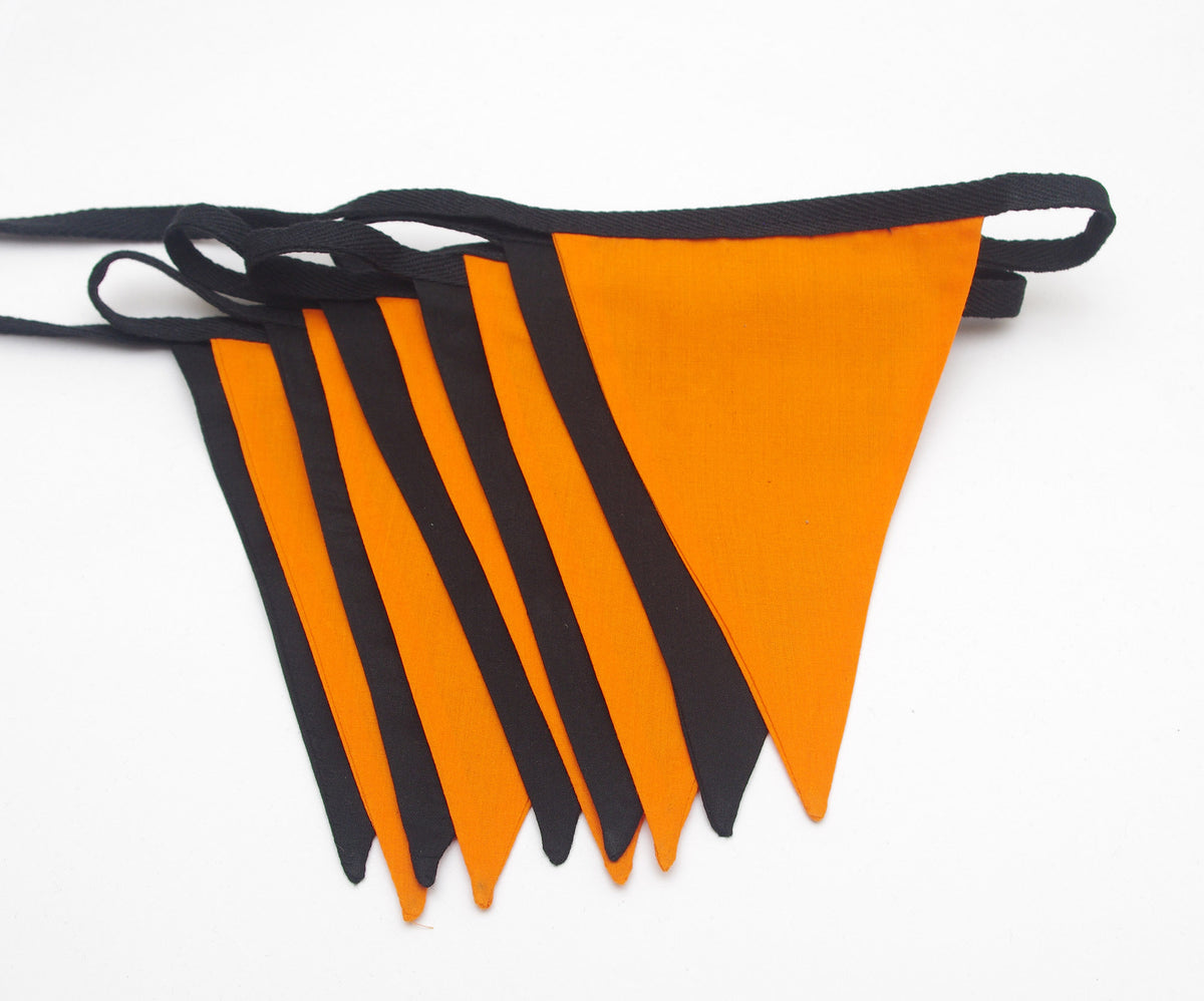 Wimpelkette aus doppellagigem Stoff in Orange und Schwarz mit 10 Flaggen