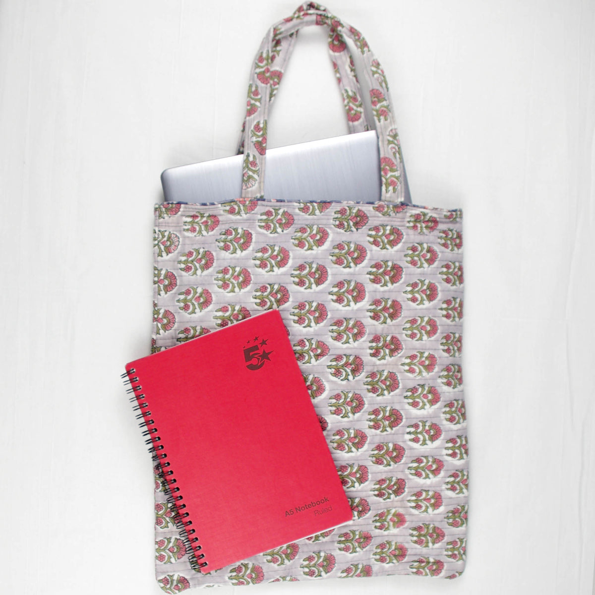 Gesteppte Einkaufstasche aus Baumwolle mit Handblockdruck – graues Blumenmotiv