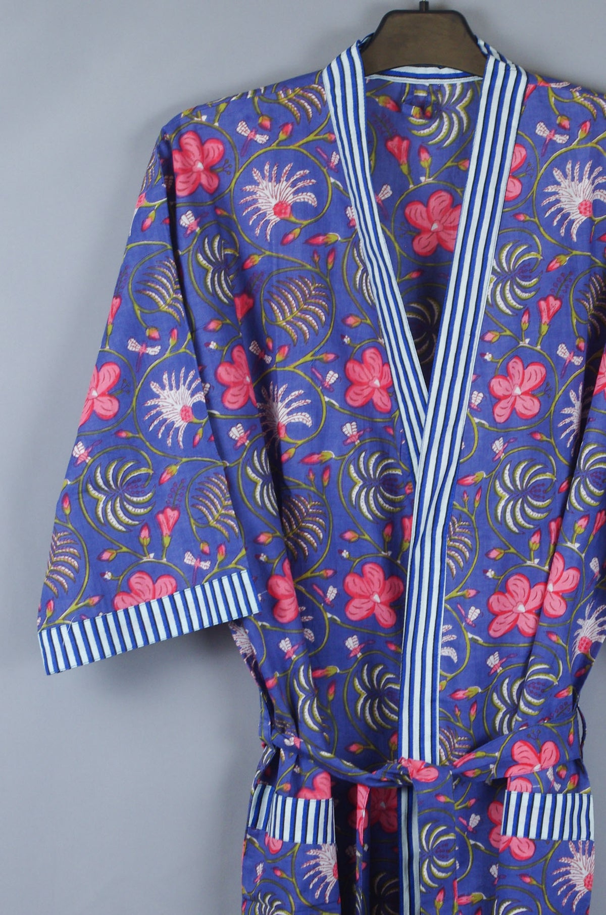 Langer Kimono-Morgenmantel aus Baumwolle mit modernem Blumenmuster auf marineblauer Basis
