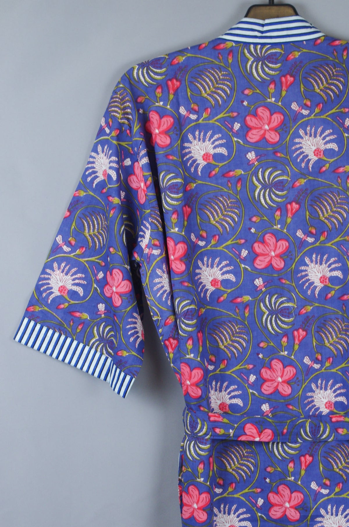 Langer Kimono-Morgenmantel aus Baumwolle mit modernem Blumenmuster auf marineblauer Basis