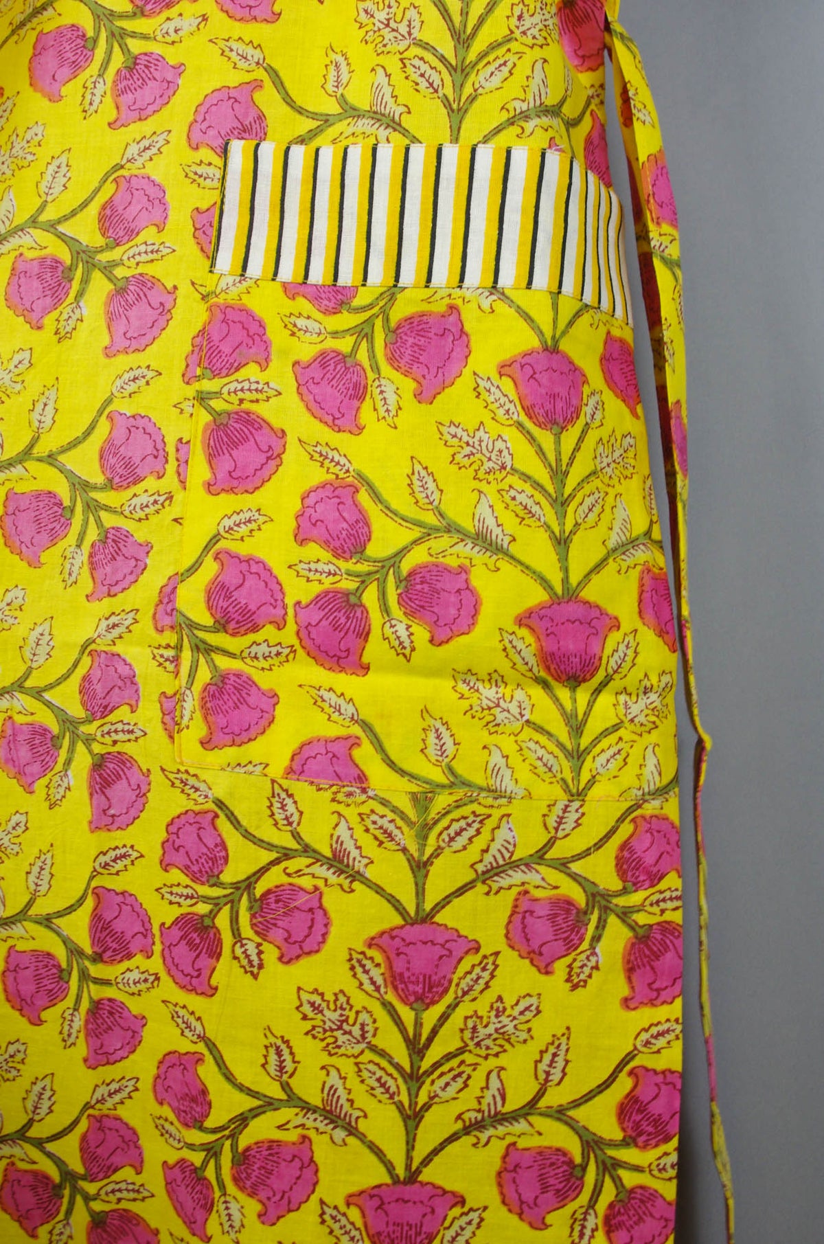 Rosa Glocken auf gelber Basis Langer Baumwoll-Kimono-Morgenmantel