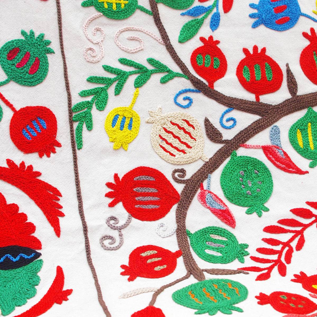 Usbekische Suzani-Tagesdecke mit Stickerei - Granatapfelbaum