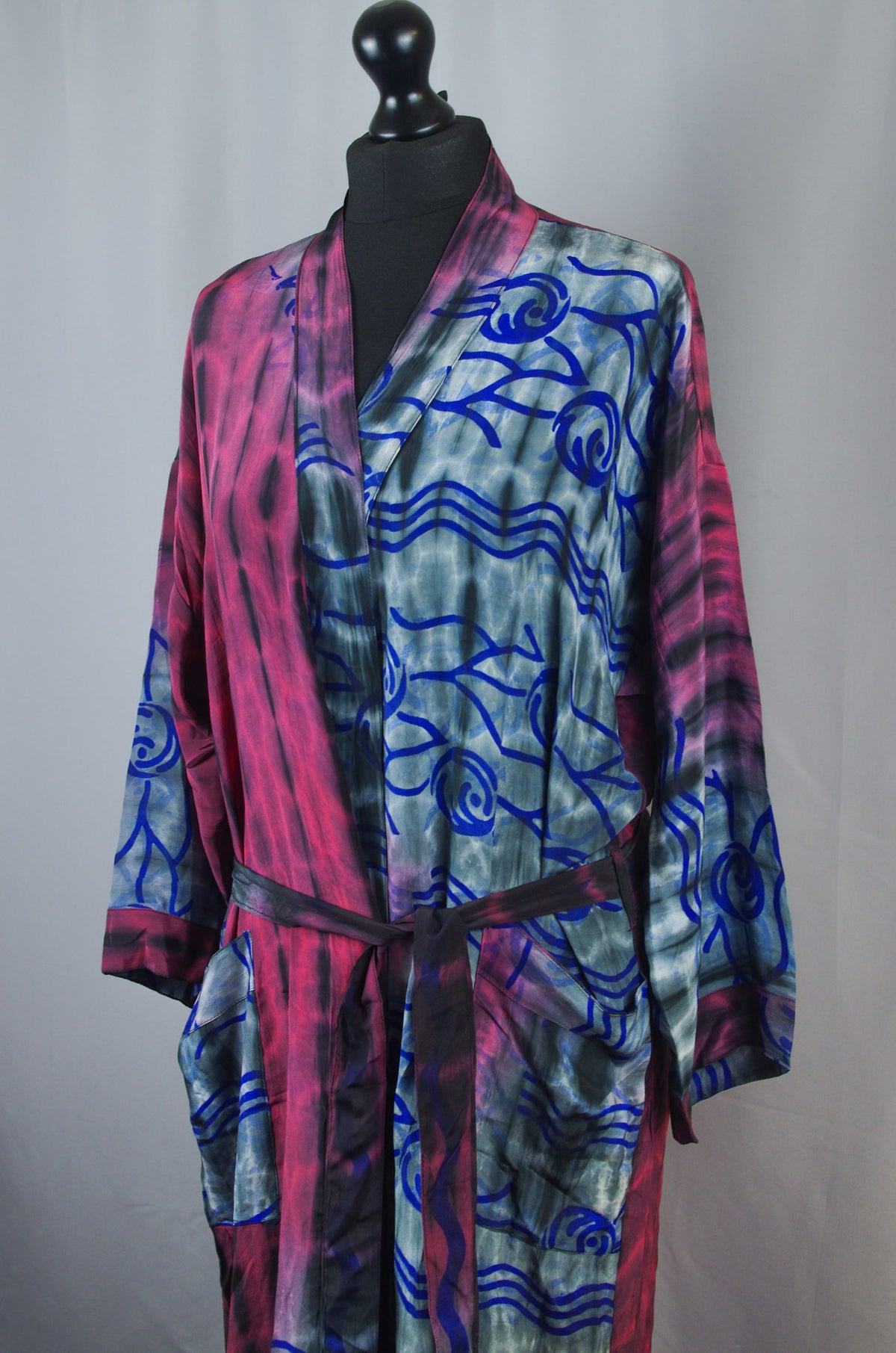 Seiden-Kimono - Tie-Dye-Muster, kastanienbraune rote und graue Farbe