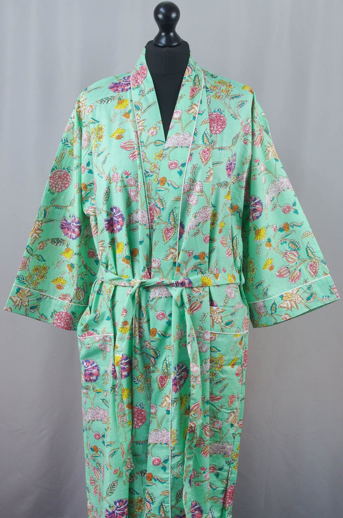 Kimono-Morgenmantel aus Baumwolle mit Wildblumen in dunkler Minze