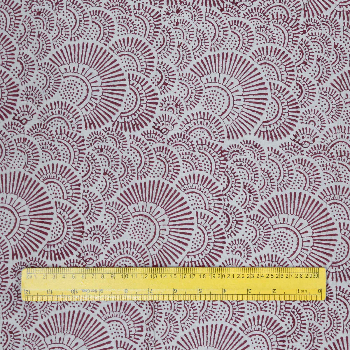 Indischer Handblockdruck mit rotem Henna-Muster auf cremefarbenem Voile-Stoff aus 100 % Baumwolle, Design 354
