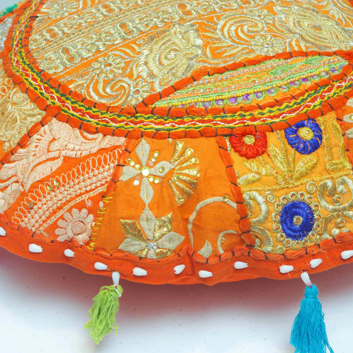 Runder, bodenbestickter Patchwork-Pouf, osmanischer, indischer Vintage-Kissenbezug