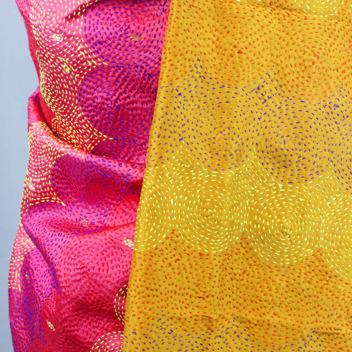 Wendeschal aus Seide mit feinem Kantha-Stich – rosa und gelbe Kreise