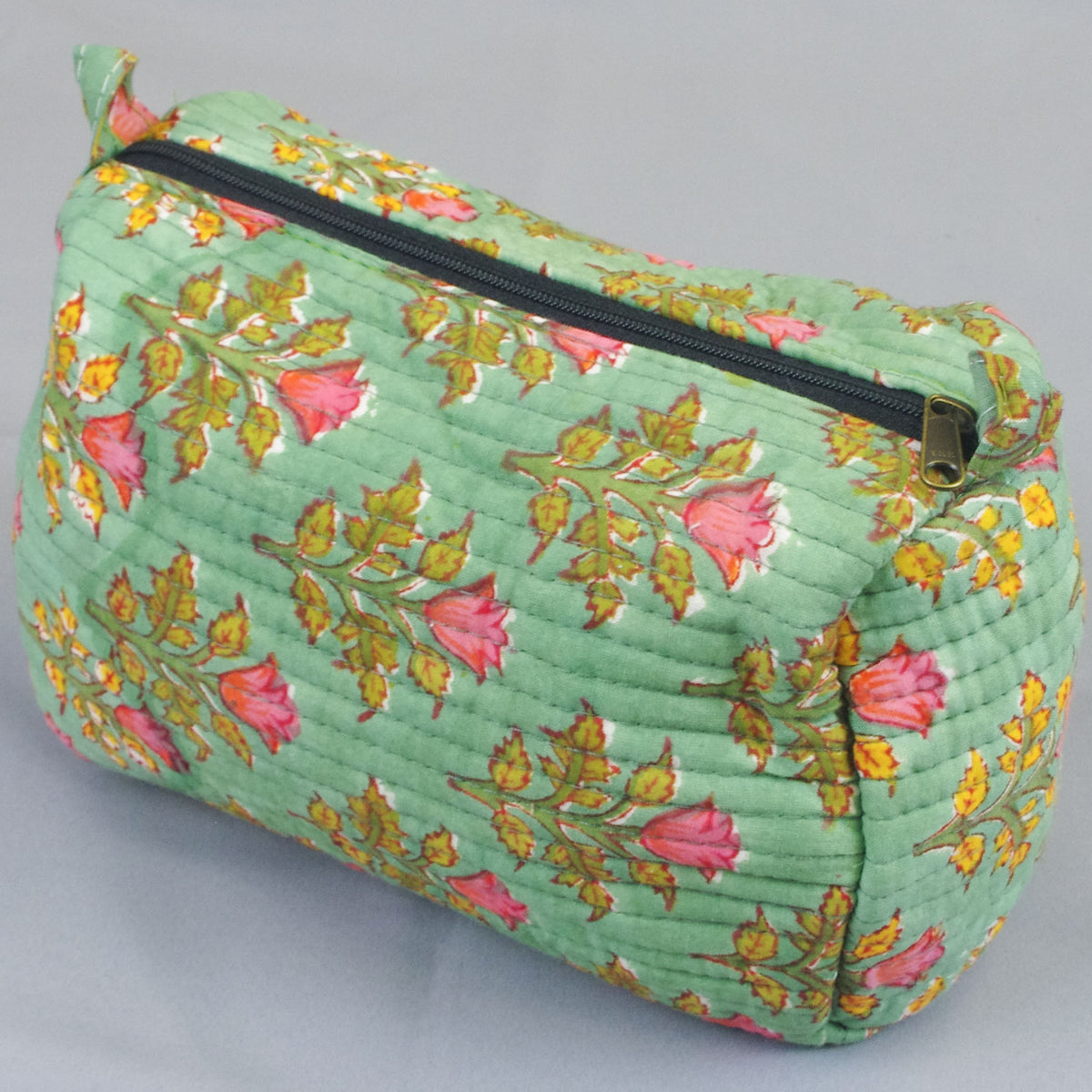 Gesteppte Kulturtasche mit Blockdruck - Rosa Blumenstrauß auf Grün