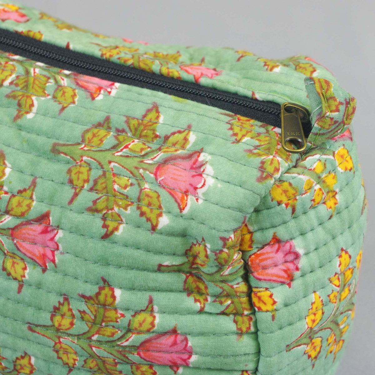 Gesteppte Kulturtasche mit Blockdruck - Rosa Blumenstrauß auf Grün