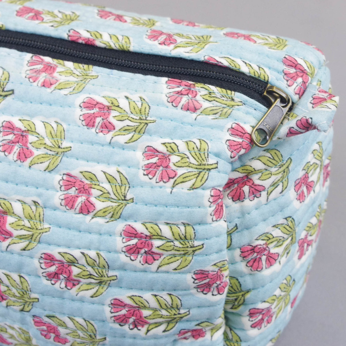 Gesteppte Kulturtasche mit Blockdruck - Pink Floral On Aqua Blue