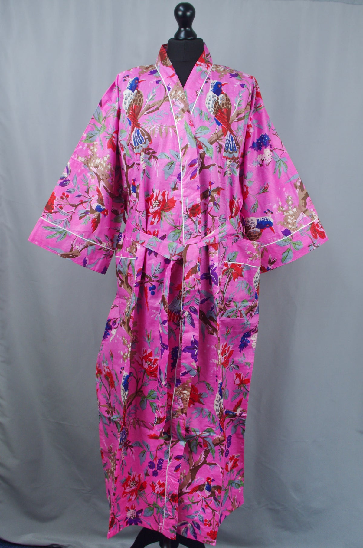 Rosafarbener Kimono-Morgenmantel aus Baumwolle mit tropischem Vogeldruck