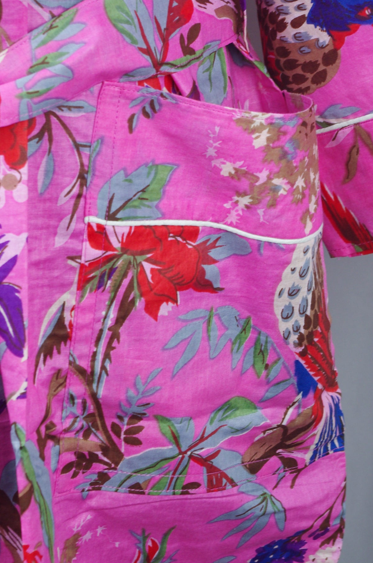 Rosafarbener Kimono-Morgenmantel aus Baumwolle mit tropischem Vogeldruck