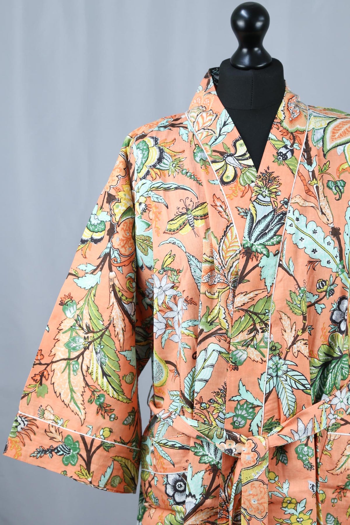 Kimono-Morgenmantel aus Baumwolle mit tropischem Wald auf Pfirsichorange