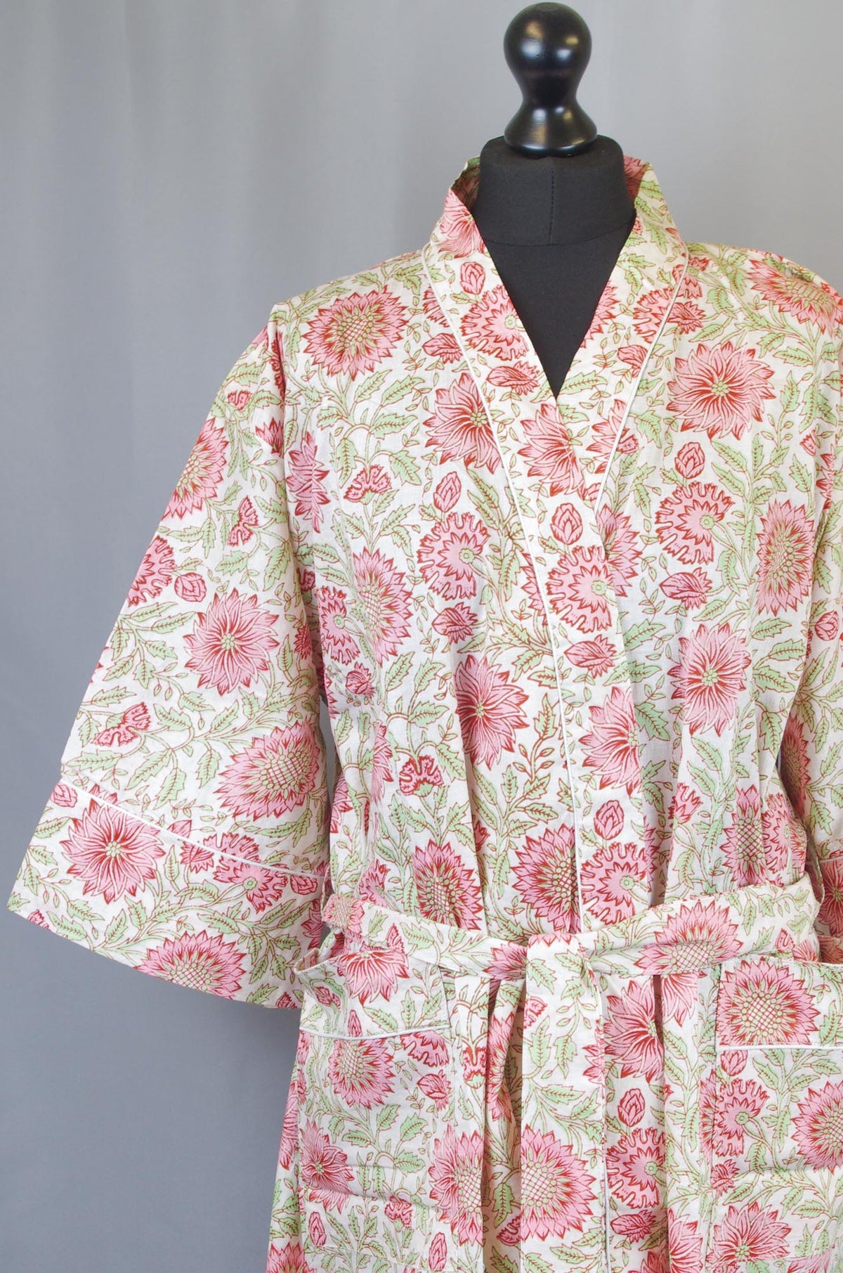 Kimono-Morgenmantel aus Baumwolle mit rosa Sonnenblumen auf hellcremefarbener Basis