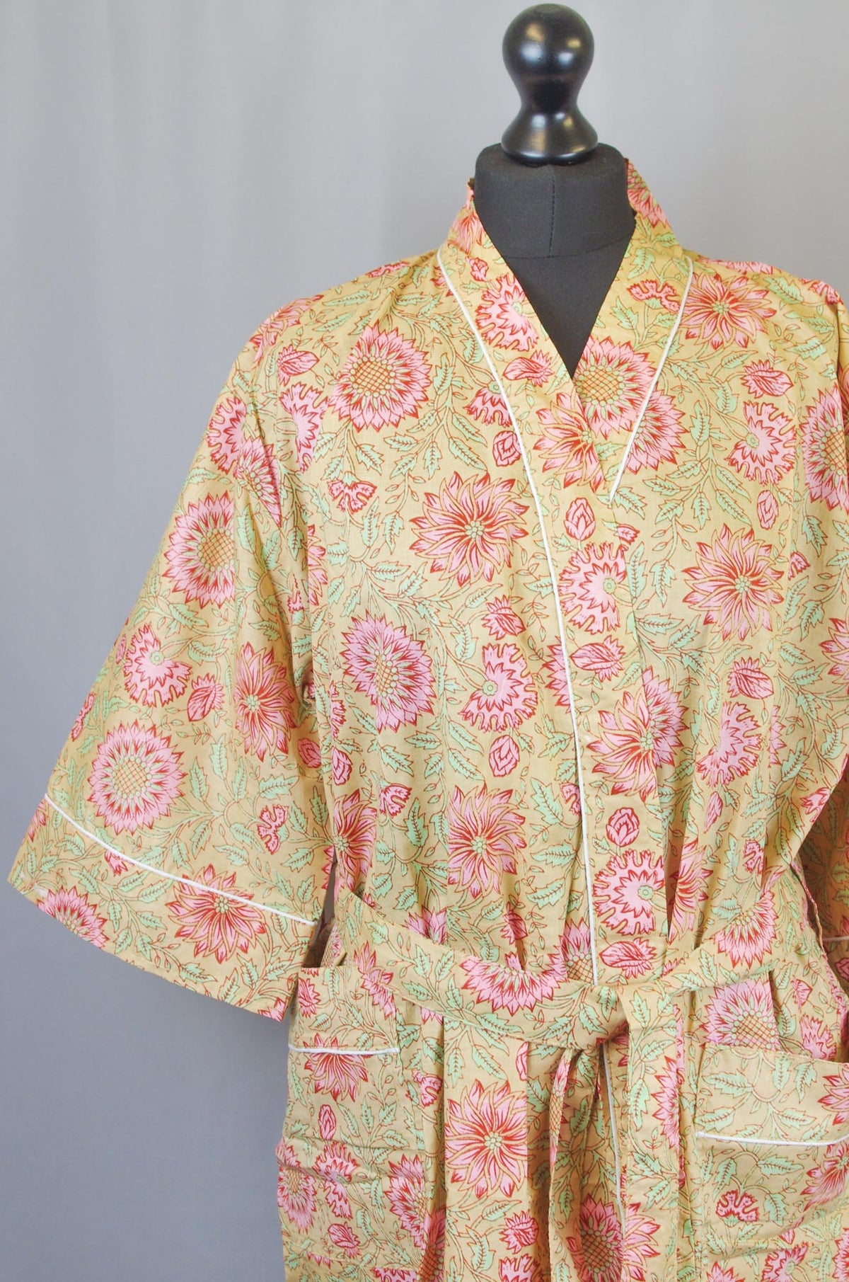 Kimono-Morgenmantel aus Baumwolle mit rosa Sonnenblumen auf beigefarbener Basis