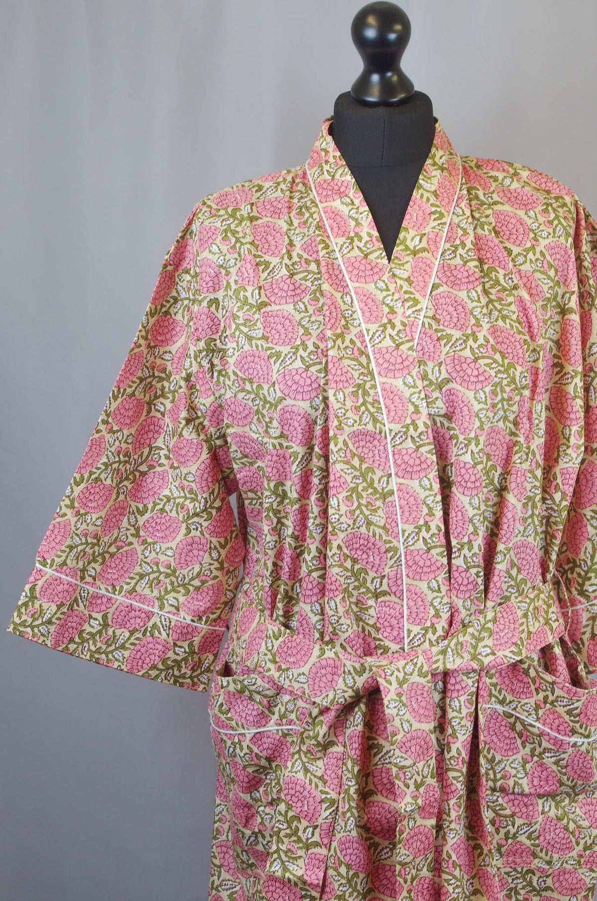 Kimono-Morgenmantel aus Baumwolle in Korallenrosa mit Blumenmuster auf beigefarbener Basis