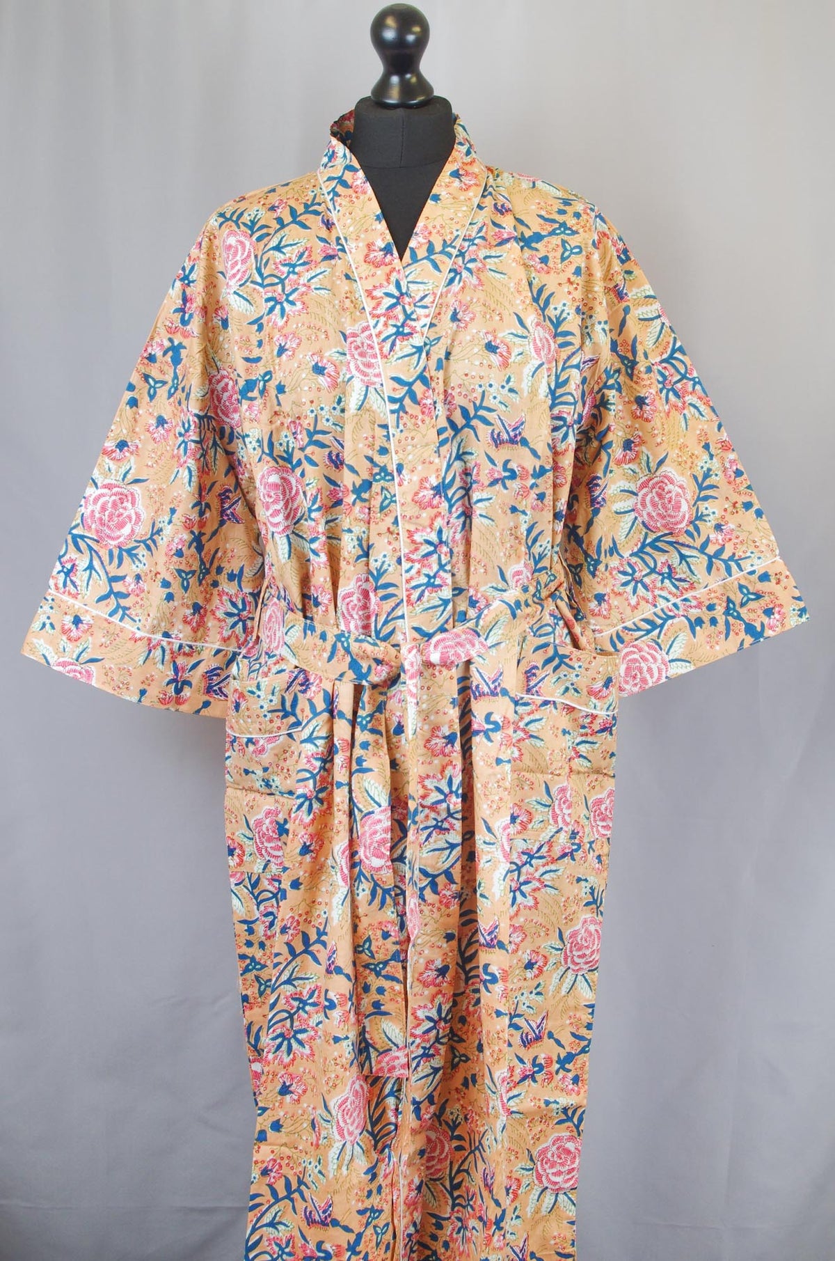 Wilde Blumen auf orange pfirsichfarbenem Kimono-Morgenmantel aus Baumwolle