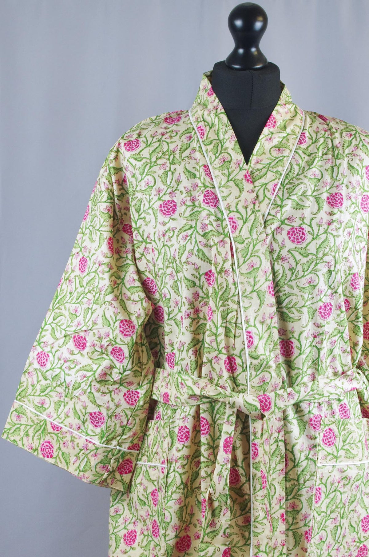 Rosa Blumen auf beige Hintergrund Kimono-Morgenmantel aus Baumwolle