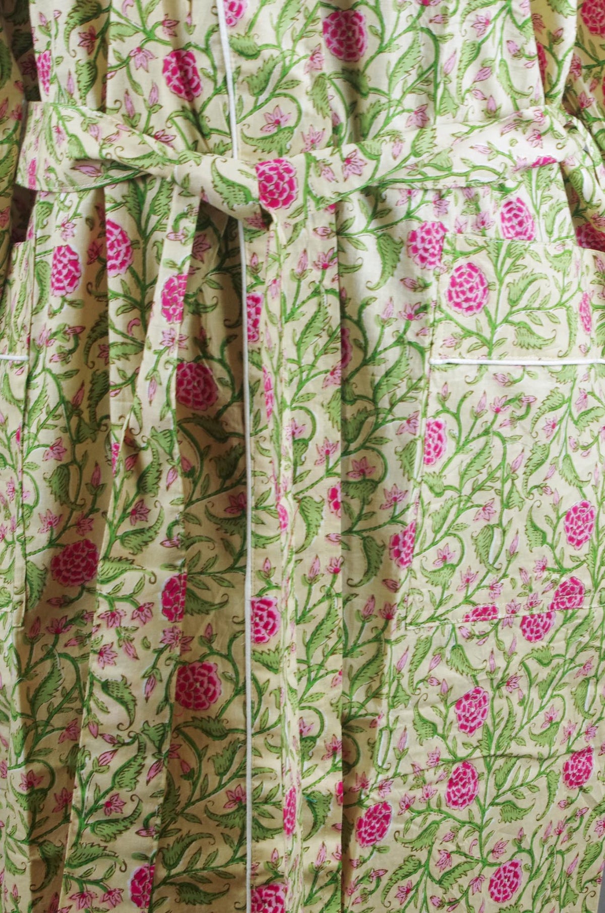 Rosa Blumen auf beige Hintergrund Kimono-Morgenmantel aus Baumwolle