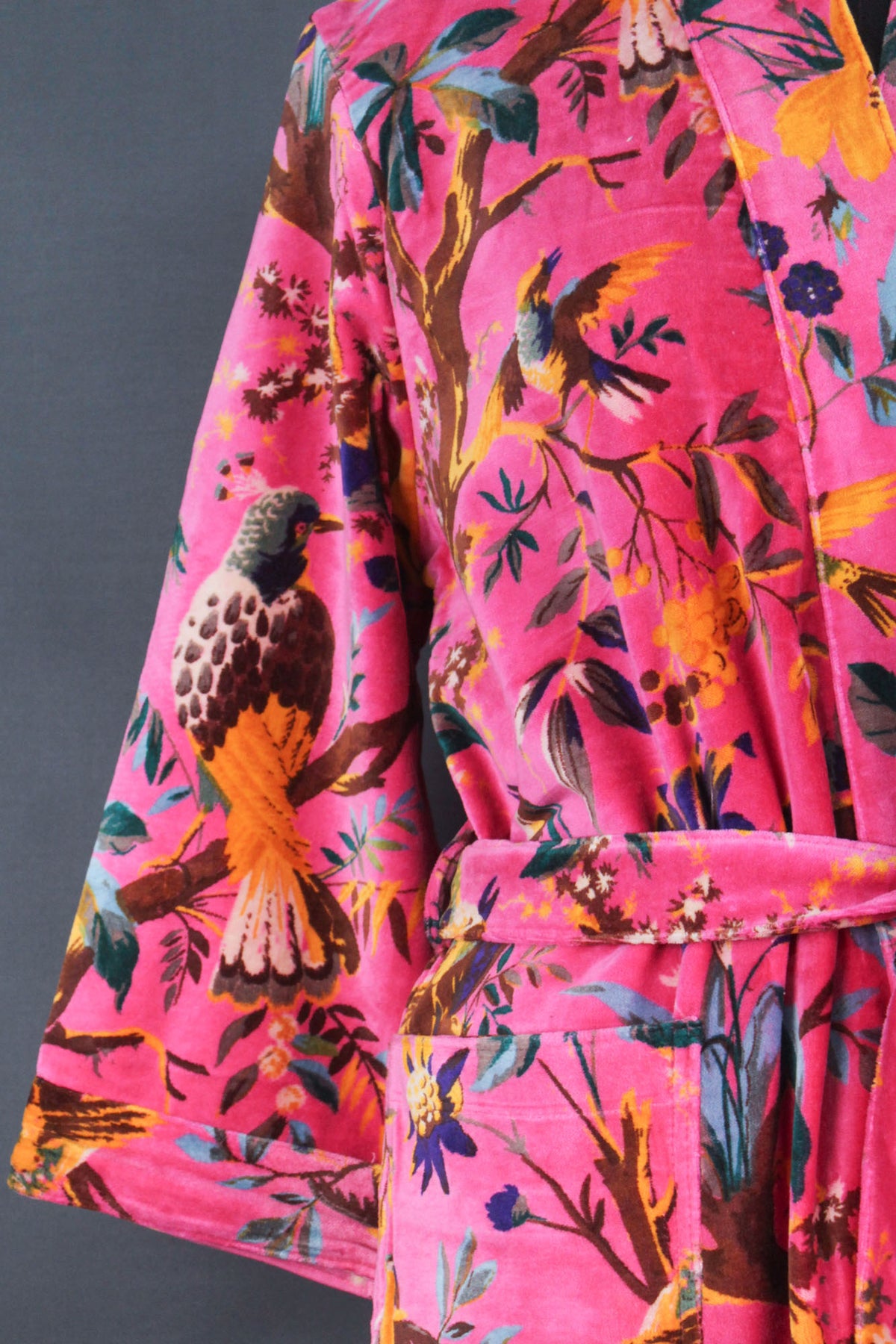 Luxuriöser rosafarbener gelber Paradiesvogel Samt Kimono Boho Robe mit Futter.