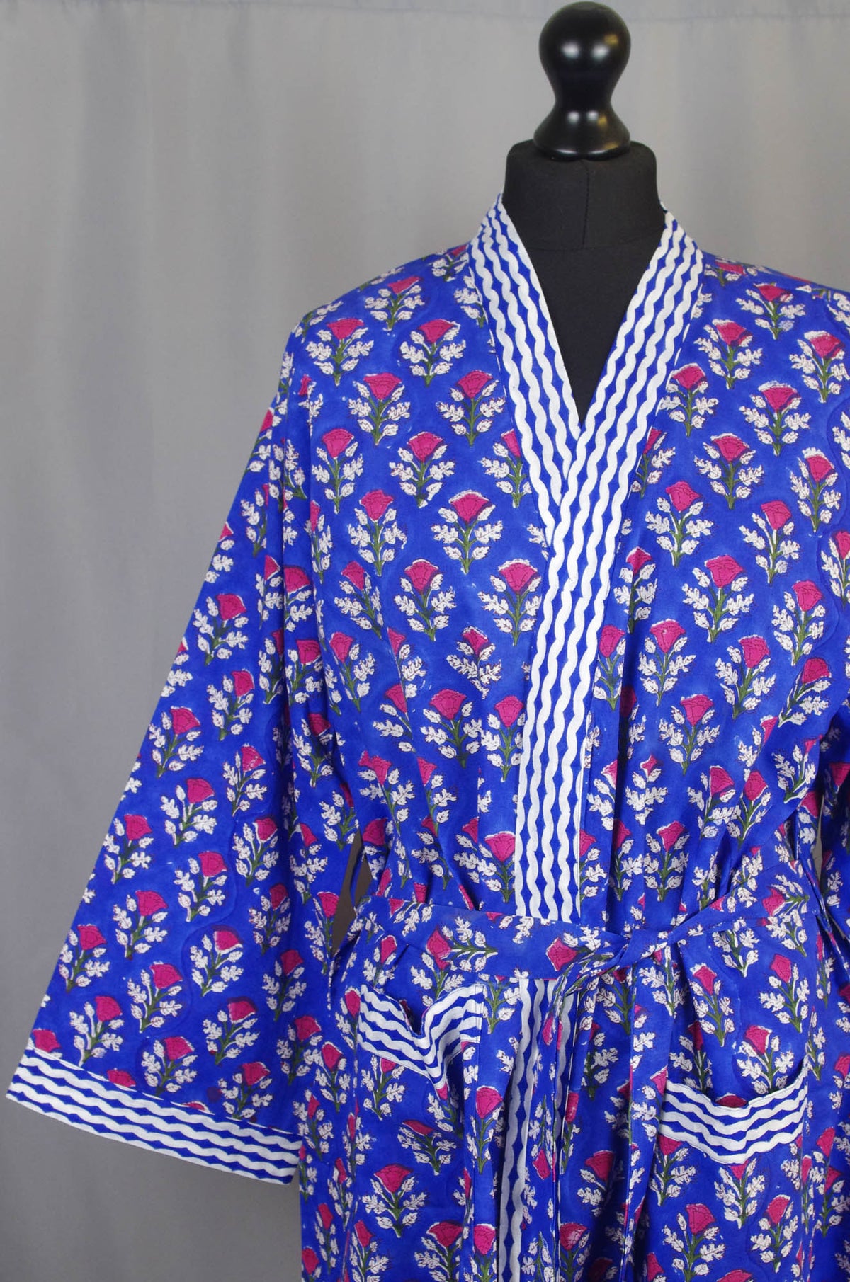 Dunkelblauer Kimono-Morgenmantel aus Baumwolle mit roten Blumenmotiven